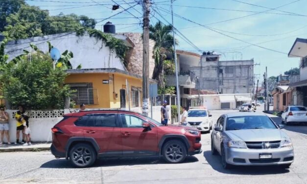 Otro choque en el cruce donde el “ALTO” parece de adorno