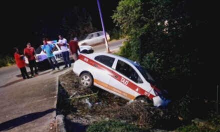 Taxi se sale del camino en la carretera Tuxpan-Tampico