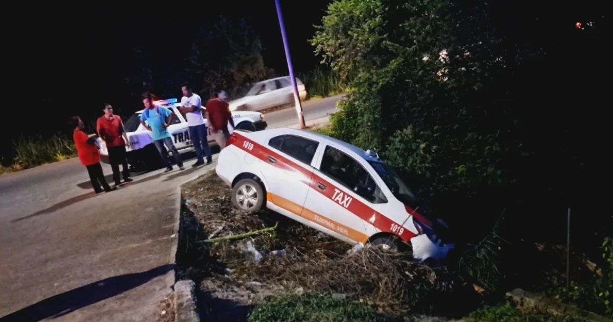 Taxi se sale del camino en la carretera Tuxpan-Tampico