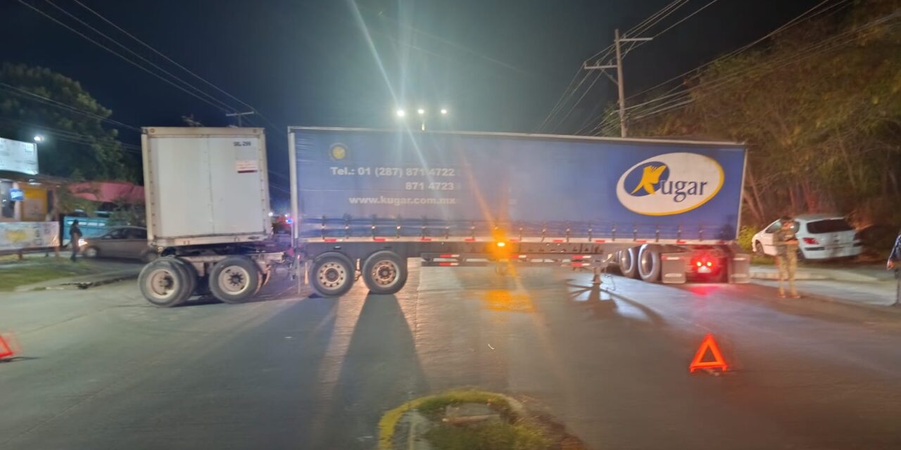 Tráiler cargado de cerveza atraviesa sus remolques y bloquea el libramiento de Tuxpan