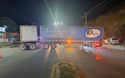 Tráiler cargado de cerveza atraviesa sus remolques y bloquea el libramiento de Tuxpan