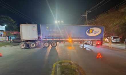 Tráiler cargado de cerveza atraviesa sus remolques y bloquea el libramiento de Tuxpan