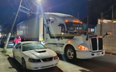 Tráiler revienta cables y dobla poste de la CFE en el centro de Tuxpan