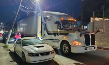 Tráiler revienta cables y dobla poste de la CFE en el centro de Tuxpan