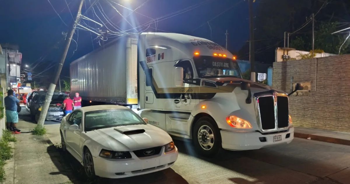 Tráiler revienta cables y dobla poste de la CFE en el centro de Tuxpan