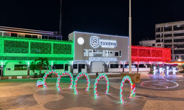 Tuxpan se ilumina de orgullo mexicano