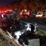 Vuelca pipa de doble remolque y bloquea la México–Tuxpan