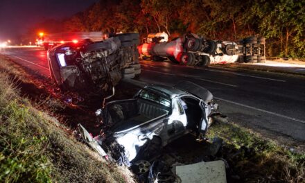 Vuelca pipa de doble remolque y bloquea la México–Tuxpan