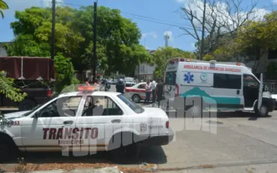 Camioneta choca contra taxi y deja dos adolescentes lesionadas en Tuxpan