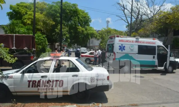 Camioneta choca contra taxi y deja dos adolescentes lesionadas en Tuxpan