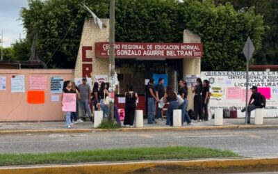 Estudiantes de Inclusión Educativa protestan por cambio de aula en la Normal de Tuxpan