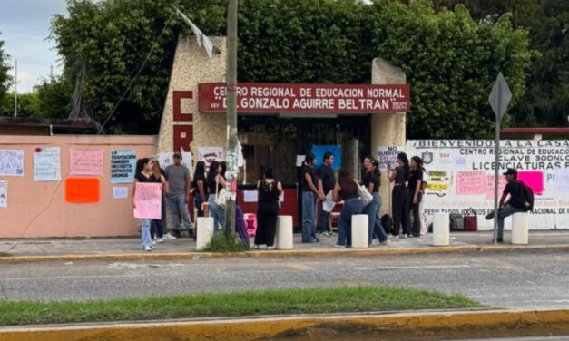 Estudiantes de Inclusión Educativa protestan por cambio de aula en la Normal de Tuxpan