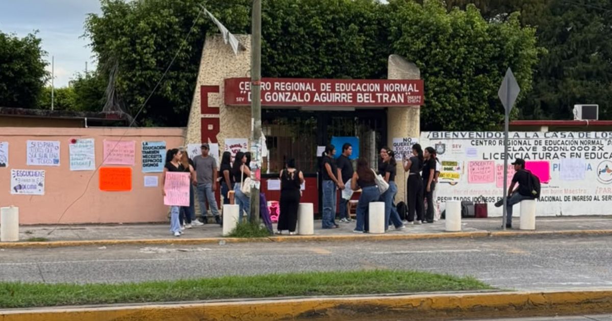 Estudiantes de Inclusión Educativa protestan por cambio de aula en la Normal de Tuxpan