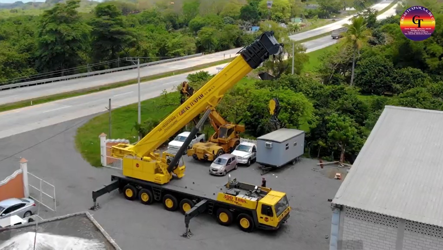 Grúa industrial amarilla de Grúas Tuxpam preparada para una maniobra