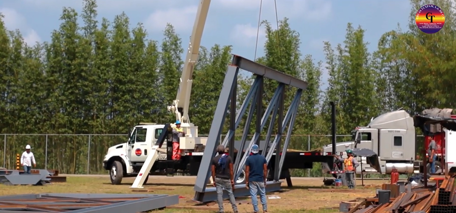 Montaje de estructura metálica con una grúa de Grúas Tuxpam
