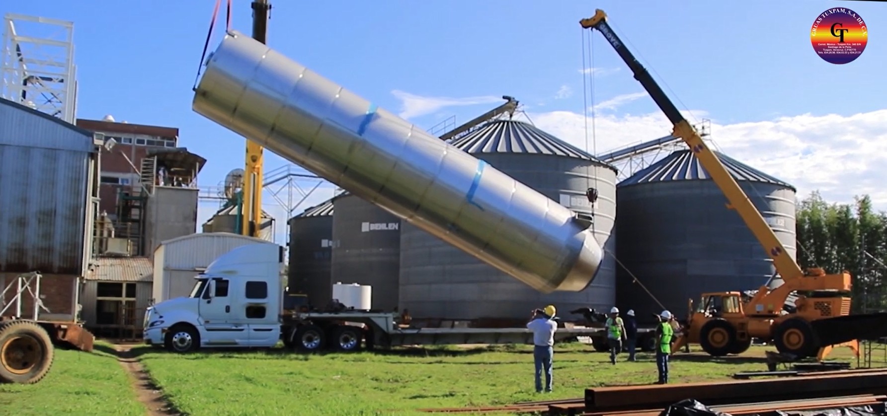 Maniobra industrial de un depósito metálico