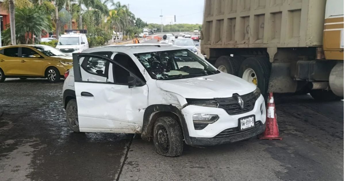 Una maniobra, un golpe y un motociclista herido en la entrada a Cobos