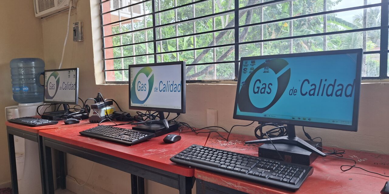 Gas de Calidad entrega equipos de cómputo a Telesecundaria y Telebachillerato de Aire Libre Km 15
