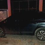 Automovilista choca contra luminaria en el libramiento López Mateos