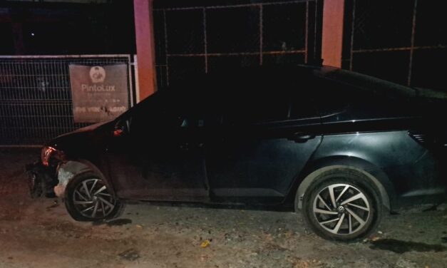 Automovilista choca contra luminaria en el libramiento López Mateos