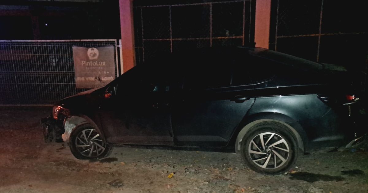 Automovilista choca contra luminaria en el libramiento López Mateos