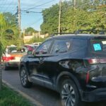 Camioneta choca por alcance contra un taxi en Las Américas