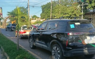 Camioneta choca por alcance contra un taxi en Las Américas