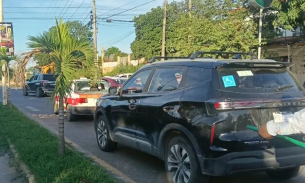 Camioneta choca por alcance contra un taxi en Las Américas