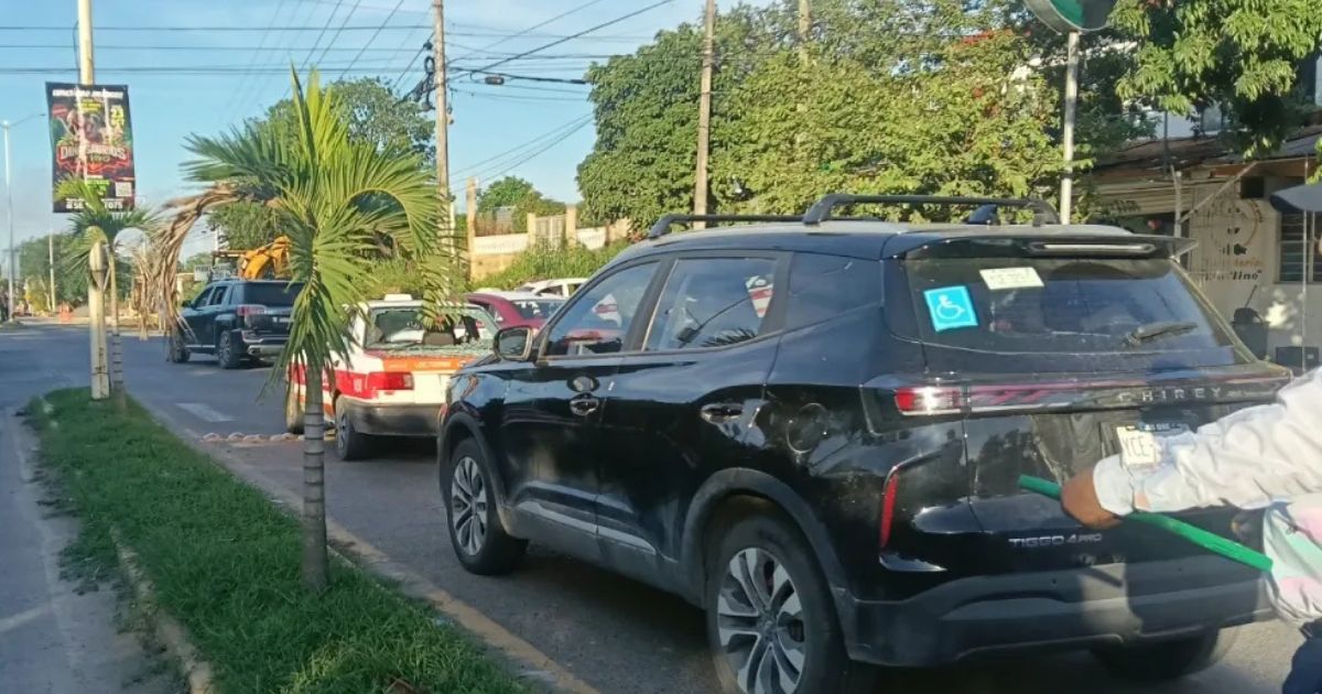 Camioneta choca por alcance contra un taxi en Las Américas