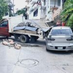 Camioneta retrocede en una pendiente y choca contra un automóvil en la colonia Álvarez