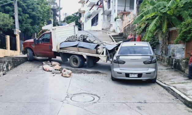 Camioneta retrocede en una pendiente y choca contra un automóvil en la colonia Álvarez