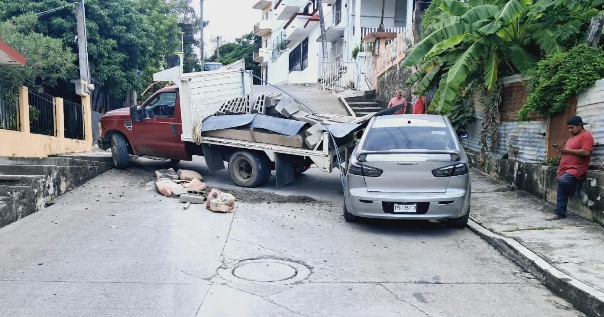 Camioneta retrocede en una pendiente y choca contra un automóvil en la colonia Álvarez