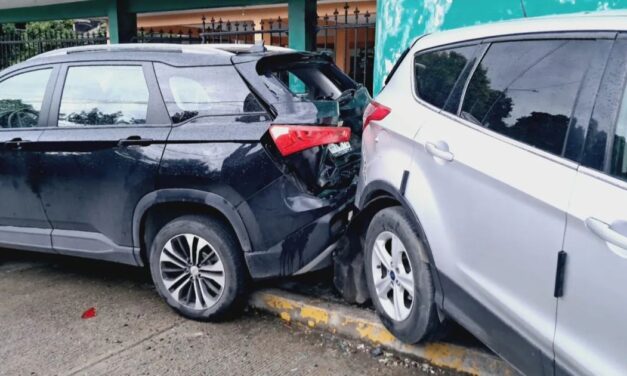 Camioneta se va de reversa en una subida y golpea a otra estacionada en Tuxpan