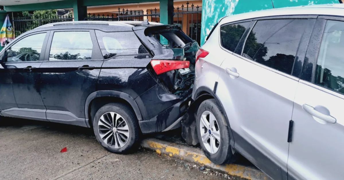 Camioneta se va de reversa en una subida y golpea a otra estacionada en Tuxpan