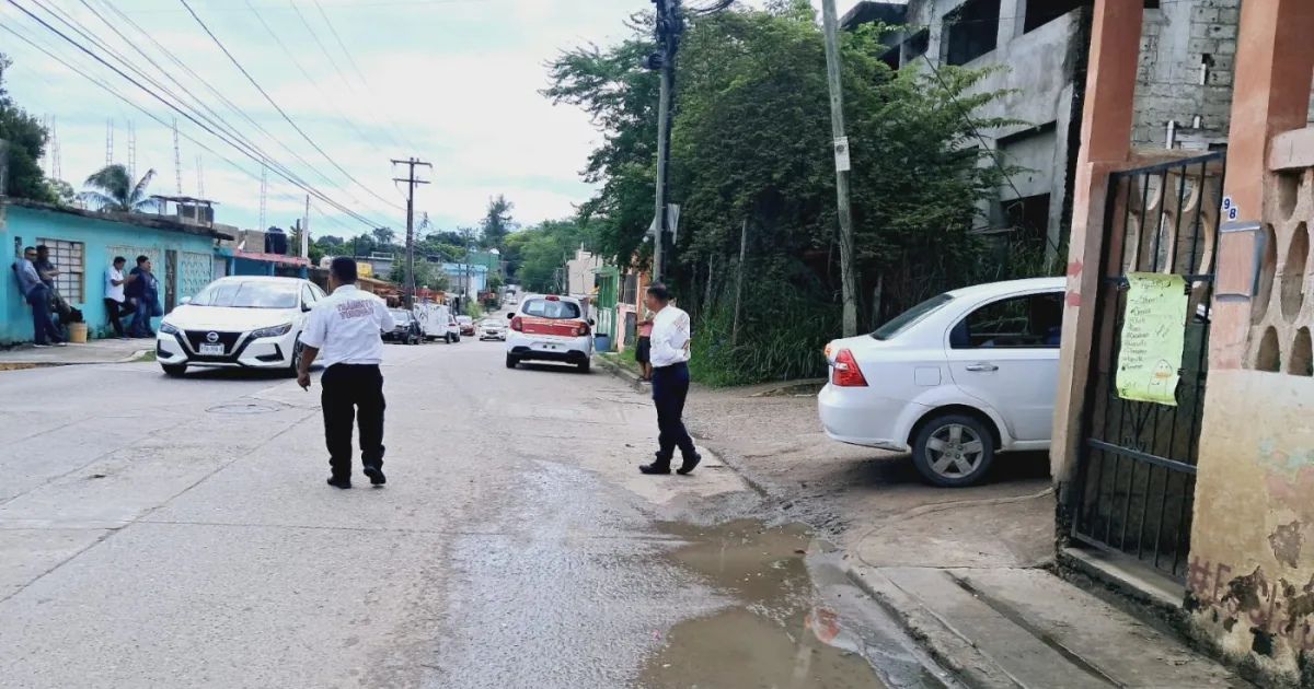 Chocan Aveo y taxi en la colonia Anáhuac; no hubo lesionados