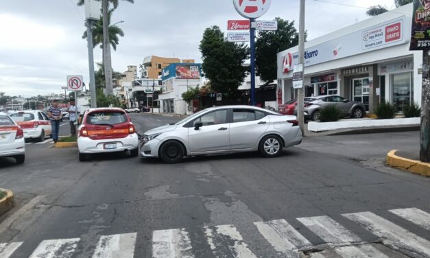 Choque en Venustiano Carranza y el bulevar deja un lesionado en el centro de Tuxpan
