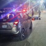 Choque por alcance entre automóvil y motocicleta deja lesionados leves en la carretera a La Barra