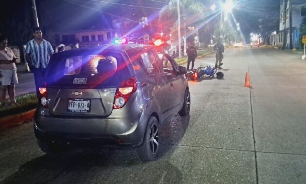 Choque por alcance entre automóvil y motocicleta deja lesionados leves en la carretera a La Barra