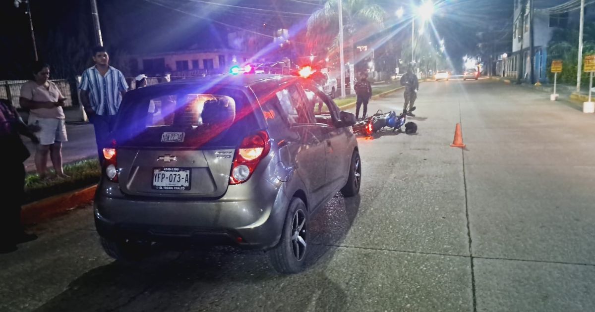 Choque por alcance entre automóvil y motocicleta deja lesionados leves en la carretera a La Barra
