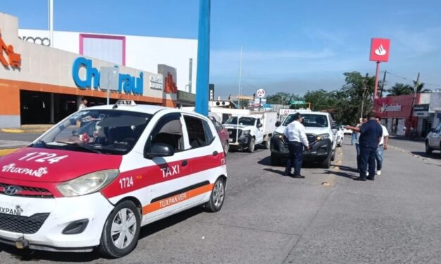 Dos adolescentes lesionadas en choque por alcance frente a Chedraui