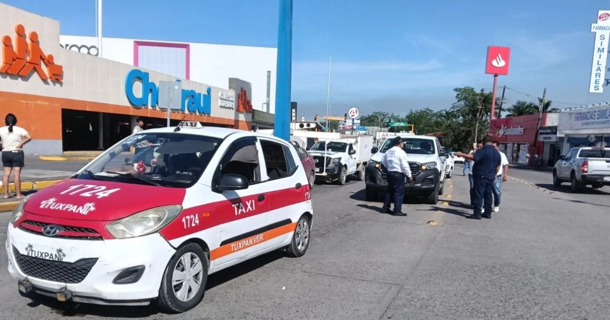 Dos adolescentes lesionadas en choque por alcance frente a Chedraui