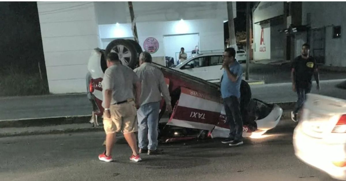 Marcheratti sube al camellón y vuelca en la avenida Cuauhtémoc; dos mujeres lesionadas