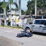 Motociclista choca contra taxi y termina proyectado contra camioneta en Tuxpan