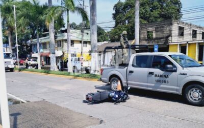 Motociclista choca contra taxi y termina proyectado contra camioneta en Tuxpan