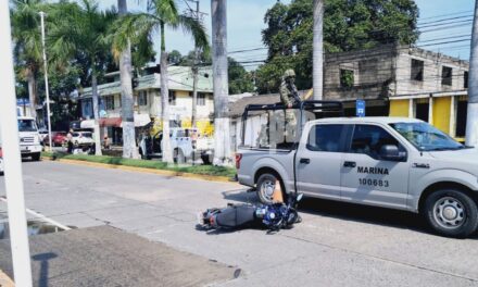 Motociclista choca contra taxi y termina proyectado contra camioneta en Tuxpan