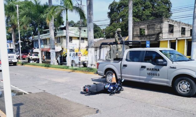 Motociclista choca contra taxi y termina proyectado contra camioneta en Tuxpan