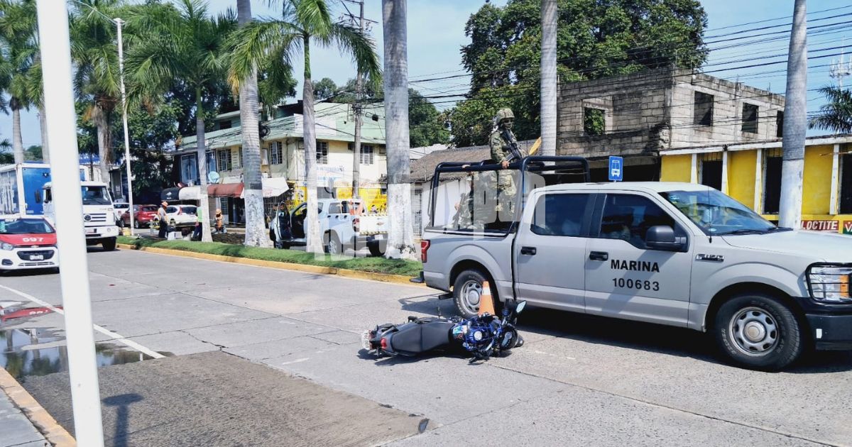 Motociclista choca contra taxi y termina proyectado contra camioneta en Tuxpan