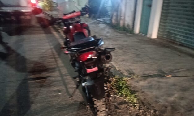 Motociclista pierde el control y derrapa en Santiago de la Peña