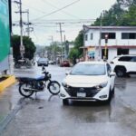 Motociclista sale de una gasolinera y choca con un auto en Tuxpan
