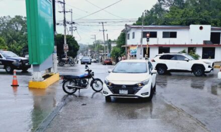 Motociclista sale de una gasolinera y choca con un auto en Tuxpan